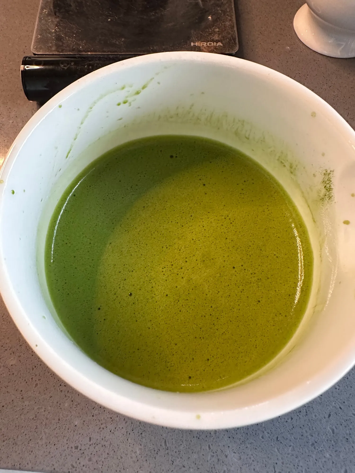 茶碗中刷好的抹茶,表面呈現細緻綿密的泡沫