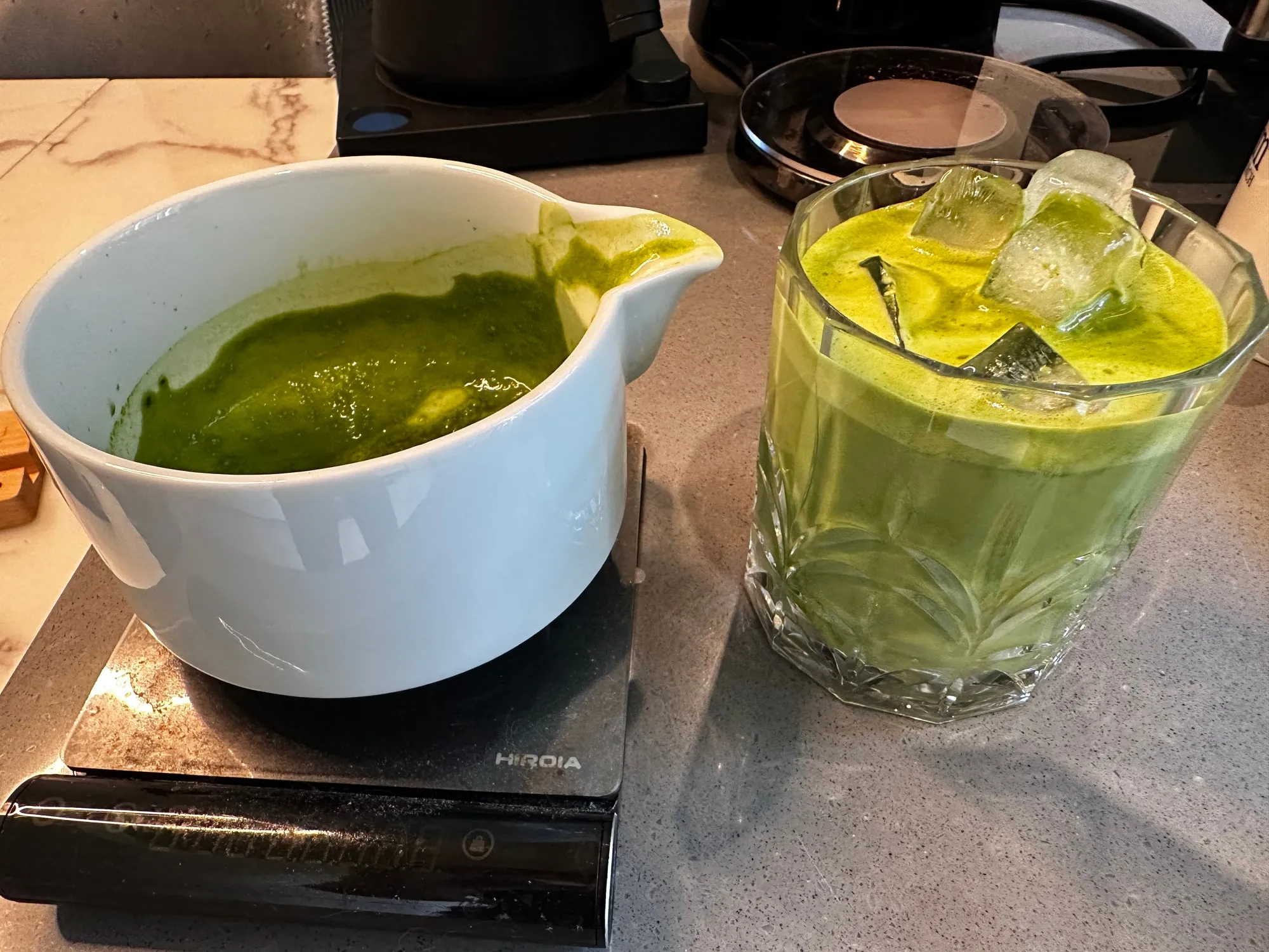 用刷好的抹茶做成的抹茶拿鐵,可見明顯的牛奶與抹茶分層