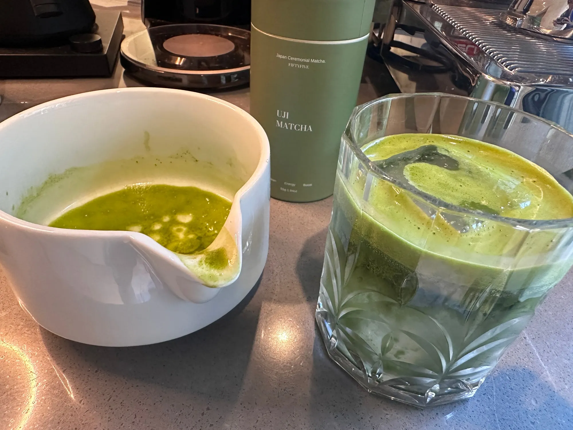 自製抹茶椰子水，抹茶浮在椰子水上方形成漸層