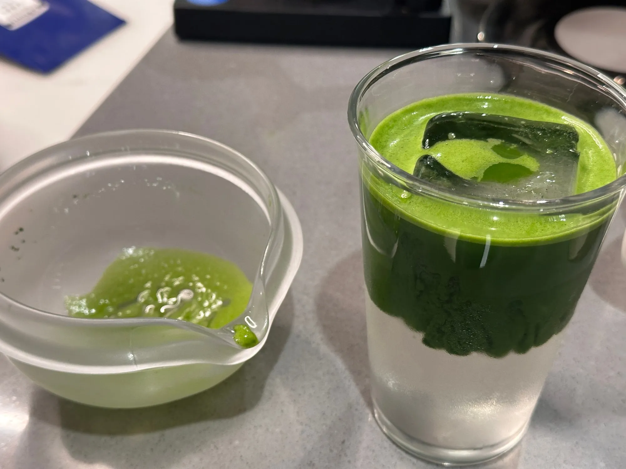 用玻璃杯呈現的抹茶椰子水，可清楚看見抹茶與椰子水的分層